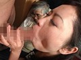 旦那が見てない隙に外国人に寝取られた妻　サンプル画像05